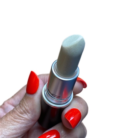 Mac Metallic Pearly One A17 lipstick - Picture 4 of 10